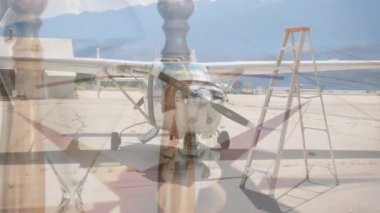 Dönen pusula ve harita üzerinde uçak animasyonu. Küresel seyahat, ulaşım ve tatil konsepti dijital olarak oluşturulmuş video.