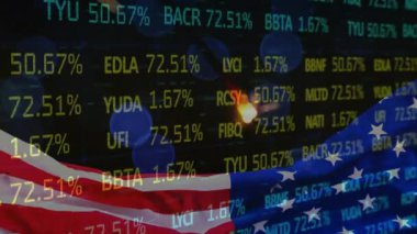 ABD bayrağı üzerinde veri işleme animasyonu. Küresel vatanseverlik ve dijital arayüz kavramı dijital olarak oluşturulmuş video.