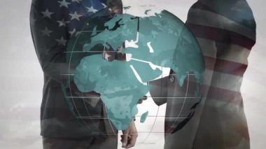 İş adamı tokalaşması üzerine Amerikan bayrağı ve küre animasyonu. Küresel iş, finans ve bağlantılar konsepti dijital olarak oluşturulmuş video.