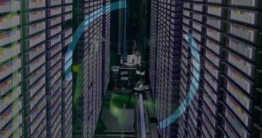 Sunucu odasında bulut simgesi ve veri işleme animasyonu. Küresel iş ve dijital arayüz kavramı dijital olarak oluşturulmuş video.