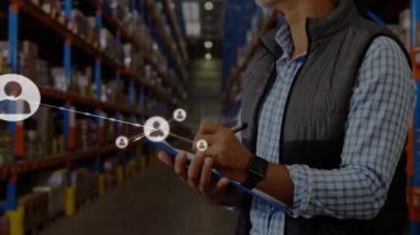 Depodaki melez erkek işçilerle olan bağlantıların animasyonu. Küresel iş ve dijital arayüz kavramı dijital olarak oluşturulmuş video.