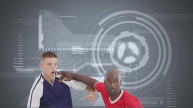 Çeşitli erkek futbol oyuncuları üzerinde veri işleme animasyonu. Küresel spor ve dijital arayüz kavramı dijital olarak oluşturulmuş video.
