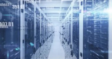 Bilgisayar sunucuları üzerinde numaraların animasyonu, matematiksel denklemler ve veri işleme. Küresel hesaplama, veri işleme ve dijital arayüz kavramı dijital olarak oluşturulmuş video.