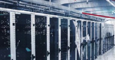 Bilgisayar sunucuları üzerinde matematik denklemleri ve veri işleme animasyonları. Küresel hesaplama, veri işleme ve dijital arayüz kavramı dijital olarak oluşturulmuş video.