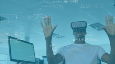VR kulaklık takan Afro-Amerikan bir adam için matematiksel denklemlerin animasyonu. Küresel bilim, iş, veri işleme ve bağlantılar konsepti dijital olarak oluşturulmuş video.
