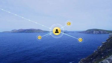 Mavi gökyüzüne karşı deniz manzarası üzerinden dijital simge ağının animasyonu. Küresel ağ ve iş teknolojisi kavramı