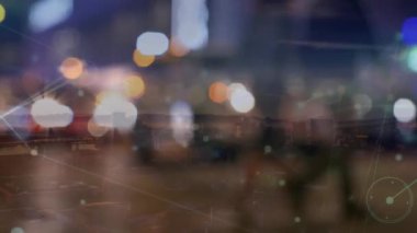 Sokakta yürüyen insanlara karşı bağlantı ağının ve ışık noktalarının animasyonu. Küresel ağ ve iş teknolojisi kavramı