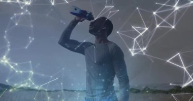 Afro-Amerikan formda bir adamın açık havada yüzüne su dökmesinin animasyonu. Spor ve spor teknolojisi kavramı