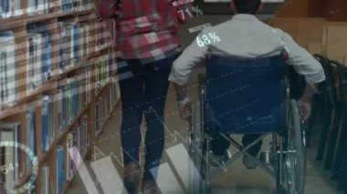 Kütüphanede tekerlekli sandalyedeki beyaz adam hakkında veri işleme animasyonu. Uluslararası Engelliler Günü konsepti dijital olarak oluşturulmuş video.
