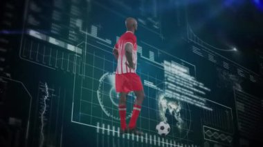 Afro-Amerikan erkek futbolcu üzerinden veri işleme animasyonu. Küresel spor ve dijital arayüz kavramı dijital olarak oluşturulmuş video.