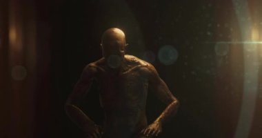 Karanlık koridorda başı ağrıyan korkunç zombi figürünün çizilmiş bir animasyonu. Cadılar Bayramı, korku, korku ve gerilim konsepti dijital olarak oluşturulmuş video.