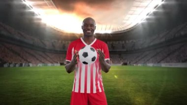 Afro-Amerikan erkek futbolcu yerine stadyum animasyonu. Küresel spor ve dijital arayüz kavramı dijital olarak oluşturulmuş video.
