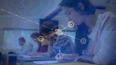 Üniversitede sınıfta okuyan Asyalı bir kız için dijital ikon ağının animasyonu. Eğitim teknolojisi kavramı