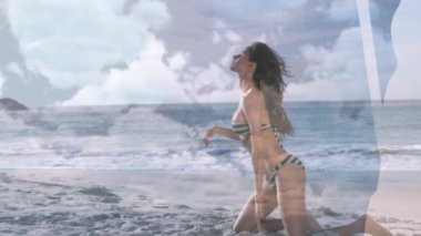 Sahilde bikinili beyaz kadın üzerinde bulutların canlandırılması. Tatil, boş zaman ve yaz konsepti dijital olarak oluşturulmuş video.