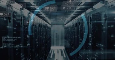 Sunucu odasında asma kilit simgesi ve veri işleme animasyonu. Küresel iş ve dijital arayüz kavramı dijital olarak oluşturulmuş video.