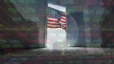 ABD bayrağı ve kapı üzerinde veri işleme animasyonu. Küresel vatanseverlik ve dijital arayüz kavramı dijital olarak oluşturulmuş video.