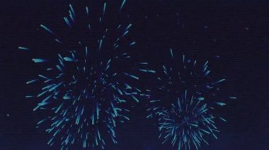 Siyah arka planda patlayan renkli havai fişeklerin üzerindeki bozulma etkisi. Olay ve kutlama konsepti
