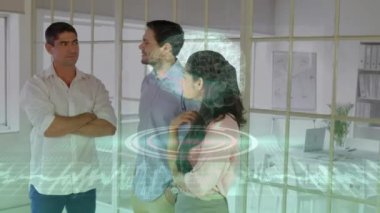 İnsan beyninin animasyonu ve farklı iş adamlarının verileri. Küresel iş, bağlantılar, ağ oluşturma, veri işleme ve dijital arayüz kavramı dijital olarak oluşturulmuş video.