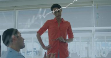 Çeşitli iş arkadaşları olan engelli beyaz adamın grafiklerinin animasyonu. Uluslararası Engelliler Günü konsepti dijital olarak oluşturulmuş video.