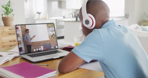 Κινούμενα Σχέδια Ενός Αφροαμερικανού Αγοριού Ακουστικά Που Κάνει Online Μαθήματα — Αρχείο Βίντεο