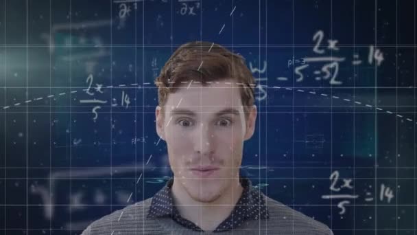 コーカシアのビジネスマンに対する数学方程式のアニメーション グローバルビジネス データ処理の概念デジタル生成されたビデオ — ストック動画