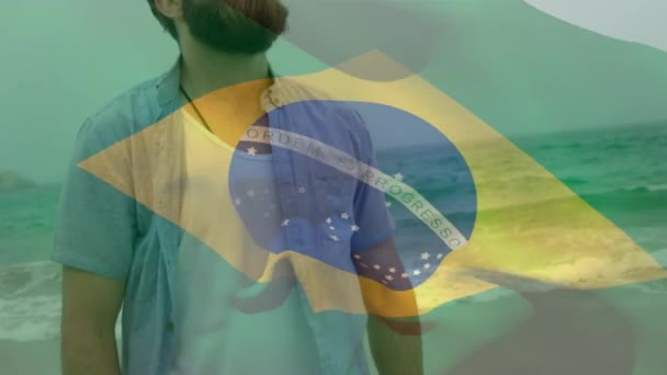 Kompozytowy Filmik Machającą Brazylijską Flagą Nad Białym Mężczyzną Zamkniętym Okiem — Wideo stockowe