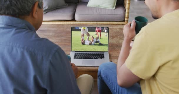 Vídeo Diversos Amigos Varones Sentados Sofá Viendo Fútbol Ordenador Portátil — Vídeos de Stock