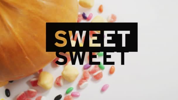 用灰色背景的甜食在南瓜上的甜文字之间的动画 万圣节 节日传统和数字制作的视频庆祝概念 — 图库视频影像