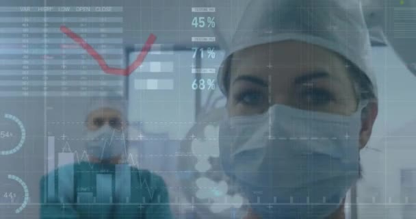 手术室内男女外科医生肖像资料处理的动画制作 医疗和技术概念 — 图库视频影像