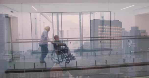 Анимация Города Над Расовой Медсестрой Пациентом Инвалидной Коляске Международный День — стоковое видео