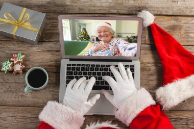 Noel Baba 'nın son sınıf beyaz kadınla yaptığı video görüntüsü. Noel, şenlik ve iletişim teknolojisi.