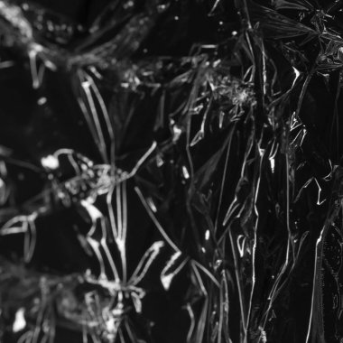 Kırışıklıklar ve kıvrımlar üzerindeki ışığı ve gölgeyi beyaz plastik kaplamayla yansıtıyor. monokrom ışık ve doku, soyut arkaplan resmi.