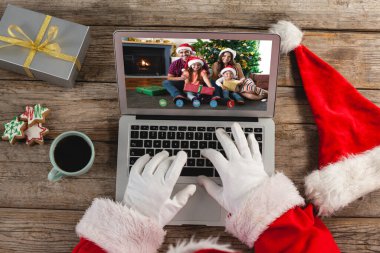 Noel Baba 'nın dizüstü bilgisayarında çeşitli ailelerle yaptığı video görüşmesi. Noel, şenlik ve iletişim teknolojisi.
