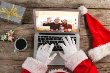 Noel Baba 'nın Kafkasyalı bir çiftle yaptığı dizüstü bilgisayar görüntülü konuşma. Noel, şenlik ve iletişim teknolojisi.