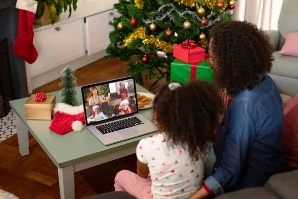 クリスマスビデオのアフリカ系アメリカ人の母親と娘は友人と電話する クリスマスやお祭りや通信技術は — ストック写真