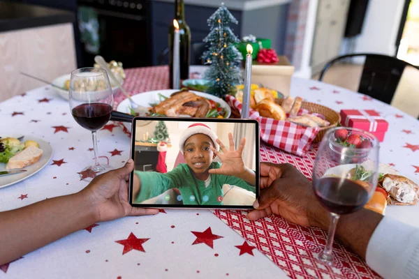 Händerna Afrikanskt Amerikanskt Par Som Håller Surfplatta Med Afrikansk Amerikansk — Stockfoto