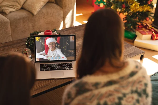 妈妈和女儿带着笑容满面 头戴圣诞礼帽的高加索女人打来圣诞视频电话 圣诞节 节日和通信技术 — 图库照片
