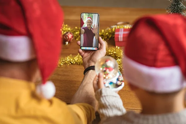 Père Fils Chapeaux Santa Faire Appel Vidéo Noël Smartphone Avec — Photo