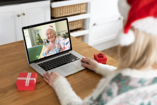 クリスマスのノートパソコンのビデオ通話でサンタの帽子の白人女性シニア女性と クリスマスやお祭りや通信技術は — ストック写真