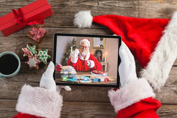 Kerstman Kerst Laptop Videogesprek Met Kaukasische Kerstman Kerstmis Festiviteit Communicatietechnologie — Stockfoto
