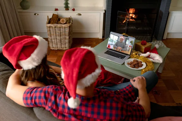 Καυκάσιο Ζευγάρι Καπέλα Σάντα Στο Φορητό Υπολογιστή Χριστουγεννιάτικη Βιντεοκλήση Τον — Φωτογραφία Αρχείου
