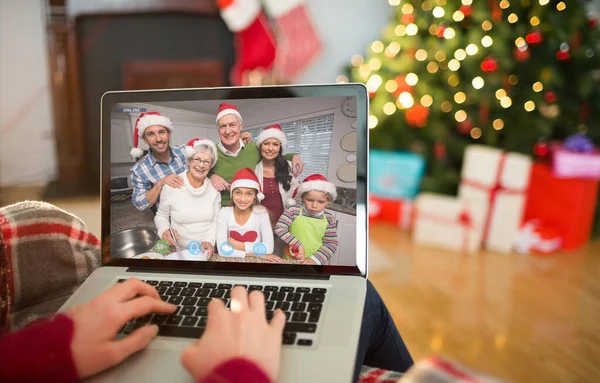 Vue Arrière Dactylographie Rousse Sur Ordinateur Portable Noël Maison Dans — Photo