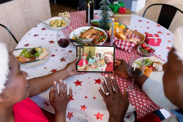 Viftande Afrikansk Amerikansk Senior Par Gör Tablett Jul Videosamtal Med — Stockfoto