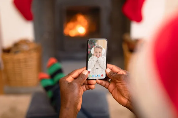 Hombre Afroamericano Sombrero Santa Videollamada Navidad Teléfono Inteligente Con Niño —  Fotos de Stock