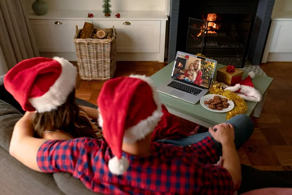 笑顔の母親と娘とラップトップのクリスマスビデオ通話を作る白人夫婦を受け入れる クリスマスやお祭りや通信技術は — ストック写真