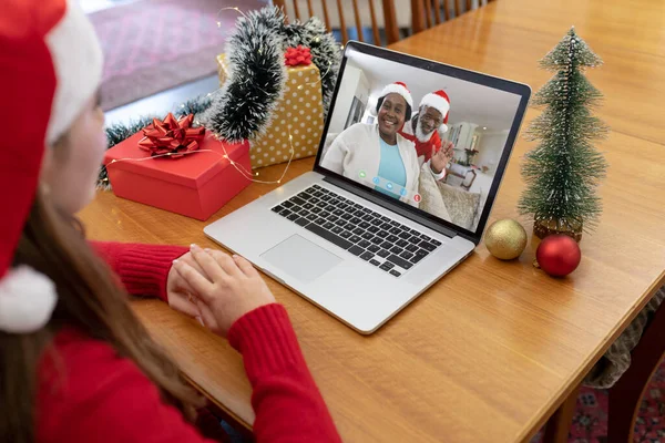 戴着圣塔帽的白人妇女与资深的非洲裔美国夫妇一起制作了圣诞节视频通话 圣诞节 节日和通信技术 — 图库照片