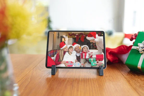 Glad Kaukasiska Familjen Santa Hattar Ger Presenter Tablett Video Samtal — Stockfoto