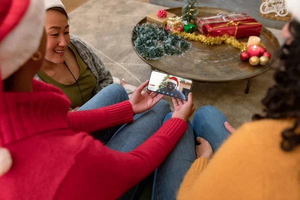 各种各样的朋友组成的智能手机圣诞视频电话与微笑的非洲裔美国人 圣诞节 节日和通信技术 — 图库照片