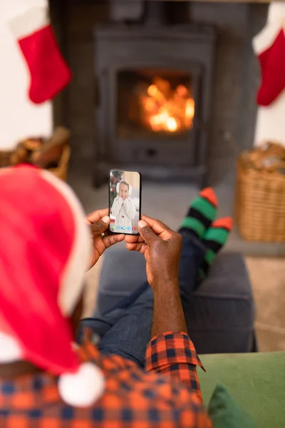 Afrykański Amerykanin Kapeluszu Świętego Mikołaja Świątecznym Telefonie Wideo Uśmiechniętą Dziewczyną — Zdjęcie stockowe