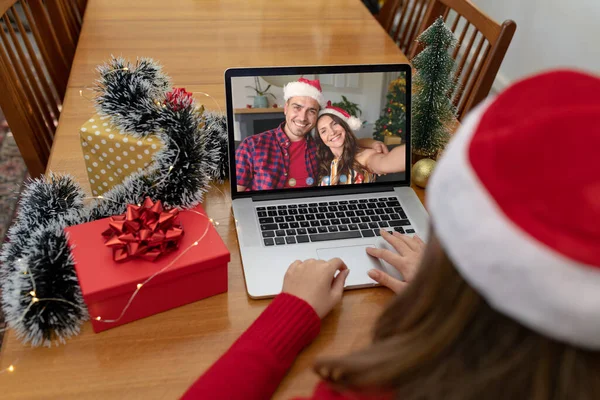 高加索女人用笑着的高加索夫妇给笔记本电脑打圣诞视频电话 圣诞节 节日和通信技术 — 图库照片